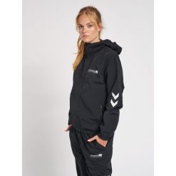 Kurtka błyskawiczna Hummel hmllgc musa wov. Czarne kurtki męskie HUMMEL, bez wzorów, sportowe, bez kaptura. W wyprzedaży za 257.50 zł.