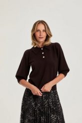 Sweter z krótkimi rękawami brązowy. Brązowe swetry klasyczne damskie MOODO, l, z poliamidu, bez kołnierzyka. Za 109.99 zł.