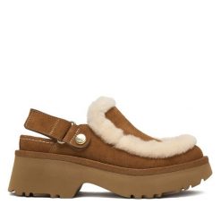Klapki Ugg. Brązowe klapki damskie Ugg, bez wzorów, bez obcasa. Za 759.99 zł.