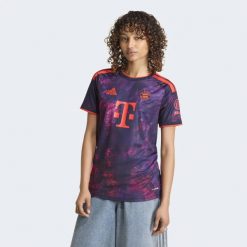 Koszulka z trzeciego zestawu FC Bayern Monachium 26/27. T-shirty damskie Adidas, m, bez wzorów, z dzianiny, bez kołnierzyka. Za 439.00 zł.