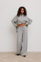 Spodnie z szerokimi nogawkami w kolorze LIGHT GREY- NASS-M/L. Szare spodnie materiałowe damskie Marsala, bez wzorów, z gumy. Za 299.90 zł.