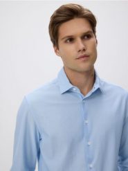 Koszula slim fit z bawełną - jasnoniebieski. Niebieskie koszule męskie Reserved, l, bez wzorów, z bawełny, bez kołnierzyka, bez ramiączek. Za 129.99 zł.