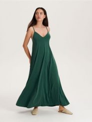 Klapki typu mule - beżowy. Brązowe klapki damskie Reserved, bez wzorów, bez obcasa. W wyprzedaży za 59.99 zł.