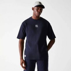 T-Shirt MLB New York Yankees New Era Oversize Bleu marine. Niebieskie t-shirty męskie New Era, m, bez wzorów, z bawełny, bez kołnierzyka. Za 115.00 zł.