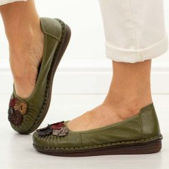 Zielone skórzane półbuty damskie Potocki 15309. Zielone półbuty damskie POTOCKI, bez wzorów, z jeansu, eleganckie, z okrągłym noskiem, bez obcasa, na płaskiej podeszwie. Za 219.00 zł.