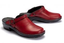 JOSEF SEIBEL 95920 23 380 Betsy hibiscus, klapki damskie. Czerwone klapki damskie Josef Seibel, bez wzorów, ze skóry, bez obcasa. Za 299.90 zł.
