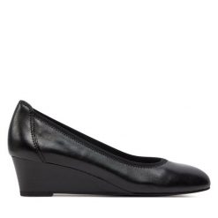 Półbuty Tamaris. Czarne półbuty damskie Tamaris, bez wzorów, bez obcasa, na koturnie. Za 269.99 zł.