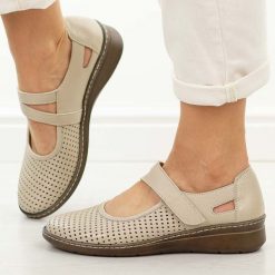 Beżowe ażurowe skórzane Polskie półbuty damskie Deoni D125A. Brązowe półbuty damskie Deoni, w ażurowe wzory, z jeansu, biznesowe, bez obcasa, na płaskiej podeszwie. Za 419.00 zł.