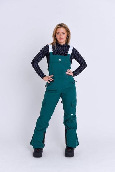 Spodnie ogrodniczki Yeh Girl Bib Pant - leśna zieleń. Zielone spodnie materiałowe damskie OOSC, bez wzorów, z materiału, retro. Za 1,078.99 zł.