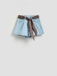 Jeansowe szorty z apaszką - niebieski. Niebieskie szorty damskie Reserved, bez wzorów, z bawełny. Za 99.99 zł.