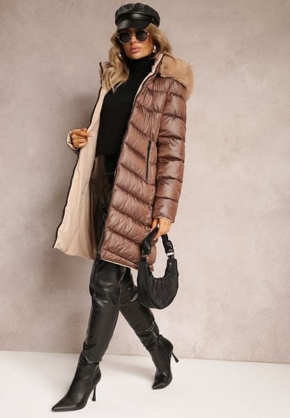 Brązowa Dwustronna Kurtka Płaszcz z Klasycznym Pikowaniem i Kapturem z Futerkiem Nuncos. Brązowe kurtki damskie Renee, s, z aplikacjami, klasyczne. Za 149.99 zł.