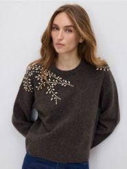 Sweter z ozdobnymi aplikacjami - ciemnobrązowy. Brązowe swetry klasyczne damskie Reserved, l, z dzianiny, bez kołnierzyka. Za 149.99 zł.