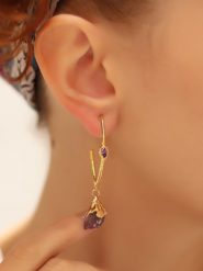 L'Atelier de Gaia Pozłacane kolczyki-półkreole z ametystem rozmiar: onesize. Różowe kolczyki damskie L'Atelier de Gaia, z ametystem, pozłacane. Za 74.95 zł.