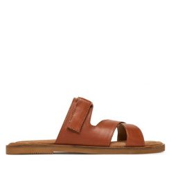 Klapki Marco Tozzi. Brązowe klapki damskie Marco Tozzi, bez wzorów, bez obcasa. Za 189.99 zł.