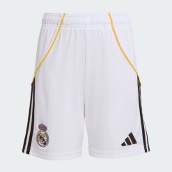 Spodenki domowe Real Madryt 25/26. Białe szorty męskie Adidas, z aplikacjami, z materiału, klasyczne. Za 179.00 zł.