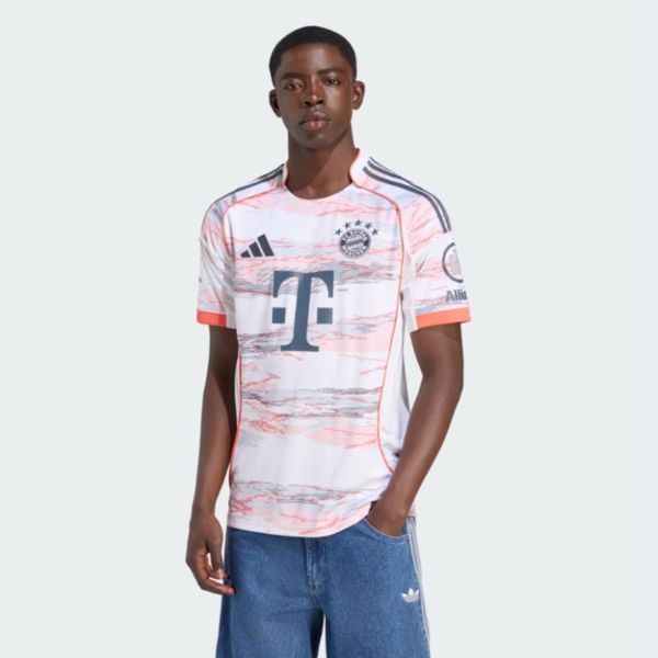 Koszulka piłkarska ADIDAS Bayern Monachium wyjazdowa sezon 25/26. Bluzki damskie Adidas, m, bez wzorów, sportowe, bez kołnierzyka, bez ramiączek. Za 419.99 zł.