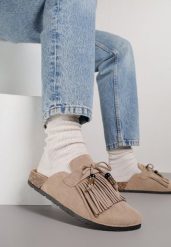 Ciemnobeżowe Klapki Mule z Imitacji Zamszu Zdobione Koralikami i Frędzlami Elwedena. Brązowe klapki damskie Born2be, z aplikacjami, z jeansu, bez obcasa, na płaskiej podeszwie. Za 79.99 zł.