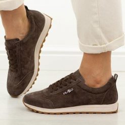 D. Brązowe skórzane półbuty damskie Filippo Dp7557/26. Brązowe półbuty damskie Filippo, bez wzorów, z jeansu, casualowe, z okrągłym noskiem, bez obcasa, na płaskiej podeszwie. Za 239.00 zł.