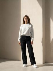 Spodnie jeansowe wide straight leg z efektem sprania - czarny. Czarne spodnie materiałowe damskie Sinsay, bez wzorów, z jeansu. Za 49.99 zł.