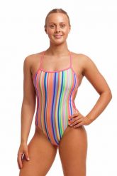 Strój pływacki jednoczęściowy damski Funkita Twisted One Piece. Czerwone stroje jednoczęściowe damskie FUNKITA, bez wzorów. Za 149.99 zł.