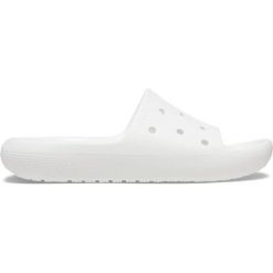 Klapki plażowe dla dorosłych Crocs Classic Slide V2. Białe klapki damskie Crocs, bez wzorów, bez obcasa. W wyprzedaży za 109.00 zł.