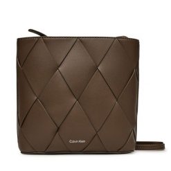 Torebka Calvin Klein. Brązowe listonoszki damskie CALVIN KLEIN, bez wzorów, bez dodatków. Za 519.99 zł.