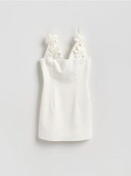 Sukienka z kwiatową aplikacją - biały. Białe sukienki damskie Reserved, l, z aplikacjami, z tkaniny, bez kołnierzyka, bez ramiączek, dopasowane. Za 159.99 zł.