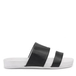 Klapki Gino Rossi. Czarne klapki damskie Gino Rossi, bez wzorów, bez obcasa. Za 329.99 zł.