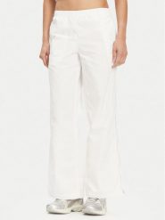 Puma Spodnie dresowe Dare To 629808 Biały Relaxed Fit. Białe spodnie dresowe damskie Puma, l, bez wzorów, z dresówki. Za 209.99 zł.