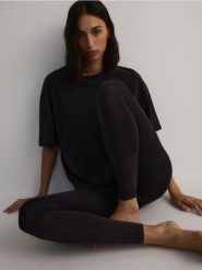 Bezszwowe legginsy - czarny. Czarne legginsy damskie Reserved, l, bez wzorów, z dzianiny. W wyprzedaży za 39.99 zł.