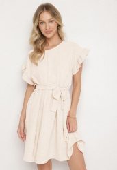 Jasnobeżowa Sukienka Ozdobiona Falbankami i Paskiem Izulira. Brązowe sukienki damskie Born2be, uniwersalny, bez wzorów, eleganckie, bez kołnierzyka, bez ramiączek, mini. Za 79.99 zł.