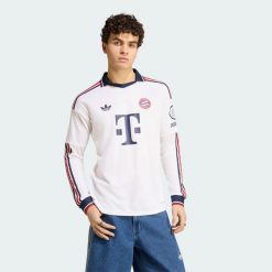 Koszulka wyjazdowa FC Bayern Monachium 26/27 z długim rękawem. Białe koszulki męskie z długim rękawem Adidas, s, z dzianiny. Za 479.00 zł.