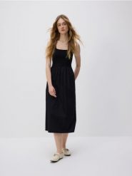 Sukienka midi z wiskozą - czarny. Czarne sukienki damskie Reserved, l, bez wzorów, z dzianiny, bez kołnierzyka, bez ramiączek, midi, rozkloszowane. Za 119.99 zł.