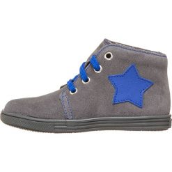 Skórzane sneakersy w kolorze szaro-niebieskim. Szare trampki i tenisówki chłopięce Richter, z aplikacjami, z materiału, z okrągłym noskiem, bez zapięcia. W wyprzedaży za 108.95 zł.