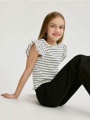 Prążkowany t-shirt z falbankami - wielobarwny. Koszulki dziewczęce Reserved, bez wzorów, z bawełny, bez ramiączek. W wyprzedaży za 19.99 zł.