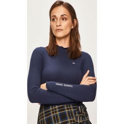 Tommy Jeans - Bluzka. Niebieskie bluzki damskie Tommy Jeans, l, bez wzorów, z dzianiny, bez kołnierzyka, bez ramiączek. Za 239.90 zł.