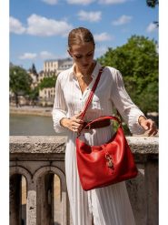 Victor & Hugo Paris Skórzana torebka "Margot" w kolorze czerwonym - 30 x 39 x 2 cm rozmiar: onesize. Czerwone torebki klasyczne damskie Victor & Hugo Paris, bez wzorów, z materiału, bez dodatków. Za 314.78 zł.