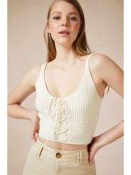 Trendyol Top dzianinowy w kolorze kremowym rozmiar: S/M. Brązowe topy damskie Trendyol, m, bez wzorów, z dzianiny, bez kołnierzyka. Za 55.95 zł.