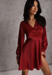 Czerwona Bawełniana Sukienka VICES z Satyny z Kopertowym Dekoltem Cunelia. Czerwone sukienki damskie Renee, na co dzień, l, bez wzorów, z bawełny, eleganckie, bez kołnierzyka, bez ramiączek, mini, kopertowe. Za 129.99 zł.