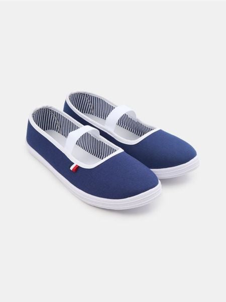 Baleriny z elastyczną gumą - granatowy. Niebieskie baleriny damskie Sinsay, bez wzorów, z gumy, bez obcasa. Za 19.99 zł.