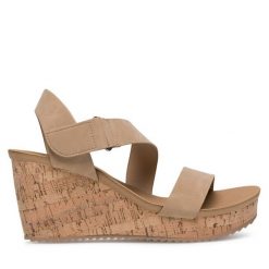 Sandały Clara Barson. Brązowe sandały damskie Clara Barson, bez wzorów, bez obcasa, na koturnie. Za 83.99 zł.