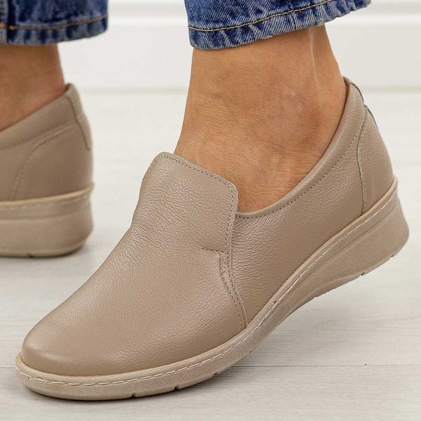 Beżowe skórzane Polskie półbuty damskie Góral 1798. Brązowe półbuty damskie Góral, bez wzorów, z jeansu, casualowe, z okrągłym noskiem, bez obcasa, na płaskiej podeszwie. Za 399.00 zł.