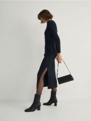 Sukienka z wiskozą - granatowy. Niebieskie sukienki damskie Reserved, na co dzień, l, bez wzorów, z dzianiny, bez kołnierzyka, bez ramiączek, proste. W wyprzedaży za 59.99 zł.