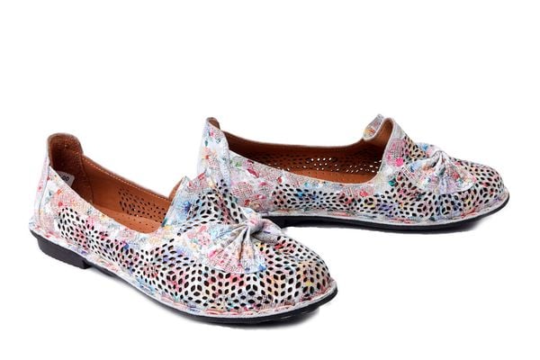 COMFORTABEL 830047-00 bunt, półbuty damskie. Półbuty damskie Comfortabel, w ażurowe wzory, ze skóry, bez obcasa. Za 269.90 zł.