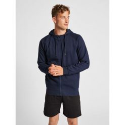 Bluza z kapturem i zamkiem błyskawicznym Hummel Red Classic. Niebieskie bluzy sportowe męskie HUMMEL, bez wzorów, z bawełny, sportowe, bez kołnierzyka, bez ramiączek. W wyprzedaży za 169.50 zł.