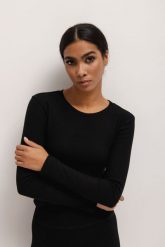 Dopasowany top z długim rękawem z dzianiny w kolorze DEEP BLACK skin peach - MOODY-XS. Czarne topy damskie Marsala, s, bez wzorów, z bawełny, bez kołnierzyka. Za 129.90 zł.