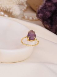 L'Atelier de Gaia Pozłacany pierścionek z ametystem rozmiar: onesize. Różowe pierścionki damskie L'Atelier de Gaia, z ametystem, pozłacane. Za 70.41 zł.