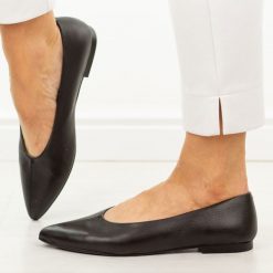 Czarne skórzane czółenka damskie T.Sokolski 307. Czarne czółenka damskie Sokolski, bez wzorów, ze skóry, bez obcasa, na płaskiej podeszwie. Za 299.00 zł.