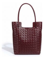 SUVRAI Torebka w kolorze bordowym - 24 x 32 x 9 cm rozmiar: onesize. Czerwone torebki klasyczne damskie SUVRAI, bez wzorów, z materiału, bez dodatków. Za 152.99 zł.