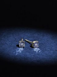 Maison héritage PARIS Złote kolczyki-wkrętki "Puce Grande Illusion" z diamentami rozmiar: onesize. Czerwone kolczyki damskie maison héritage PARIS, z diamentem, złote. Za 826.99 zł.